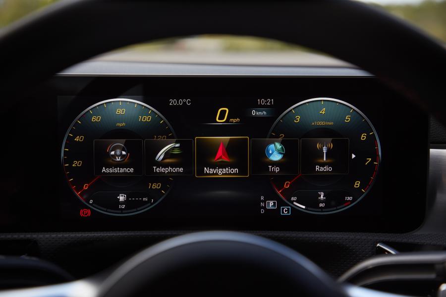 Панель приборов Mercedes-Benz CLA200 AMG Line (C118) 2019 года  (UK) (фото 4 из 40)